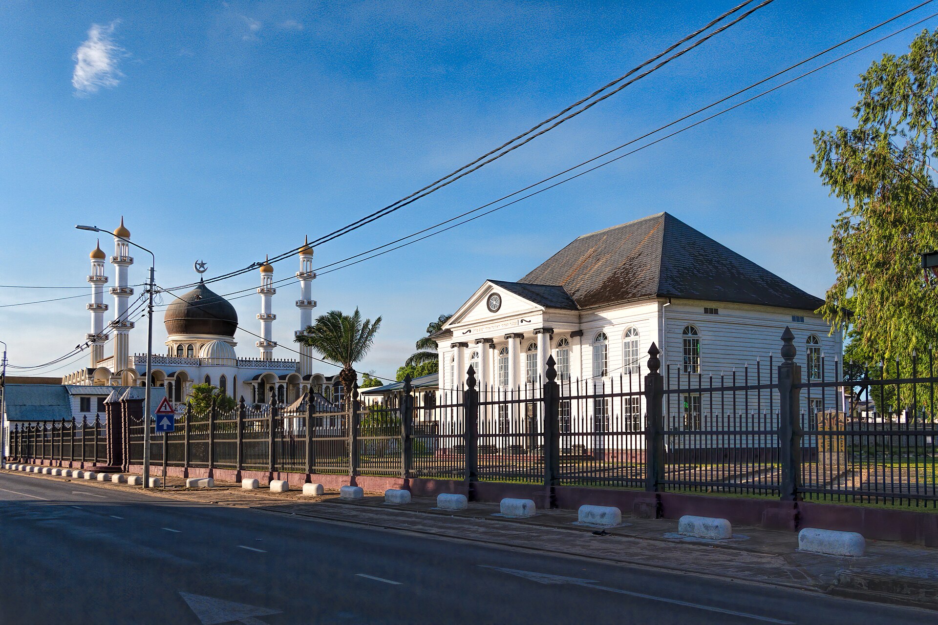 La mezquita de Keizerstraat y la sinagoga Neveh Shalom una al lado de la otra en Paramaribo