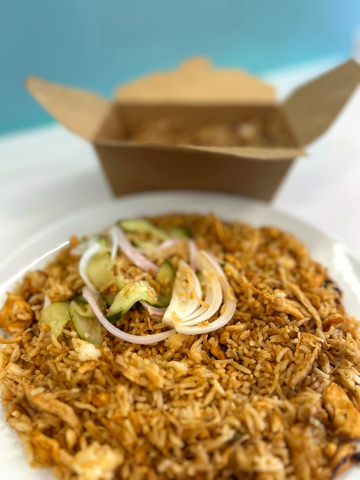 Nasi surinamés de SUBREDE con pepino y cebolla roja
